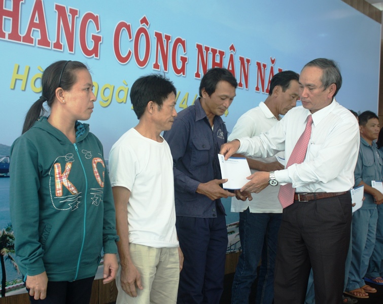 &Ocirc;ng Nguyễn H&ograve;a, Chủ tịch LĐLĐ tỉnh Kh&aacute;nh H&ograve;a, tặng qu&agrave; cho c&ocirc;ng nh&acirc;n c&oacute; ho&agrave;n cảnh kh&oacute; khăn tại lễ ph&aacute;t động Th&aacute;ng C&ocirc;ng nh&acirc;n năm 2014