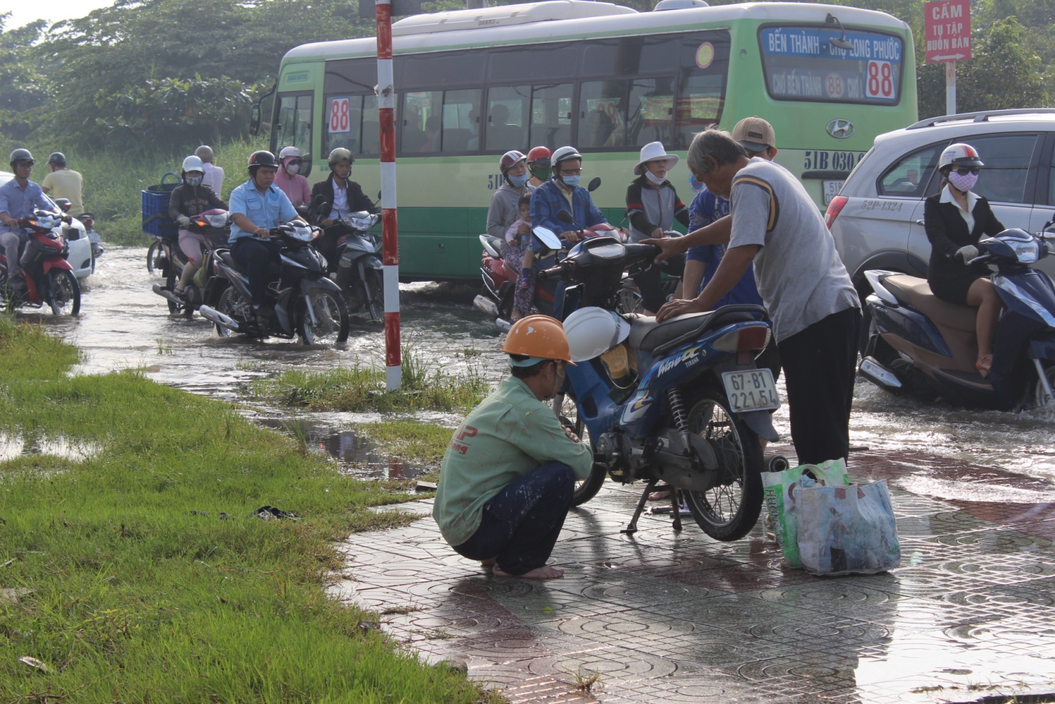 Dịch vụ sửa xe h&uacute;t kh&aacute;ch tr&ecirc;n đường Lương Định Của, quận 2