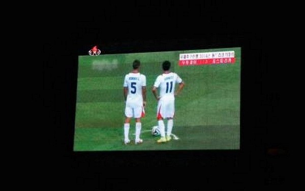 Một t&igrave;nh huống trong trận Costa Rica thắng Uruguay 3-1 