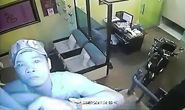 Lấy &aacute;o mưa tr&ugrave;m camera