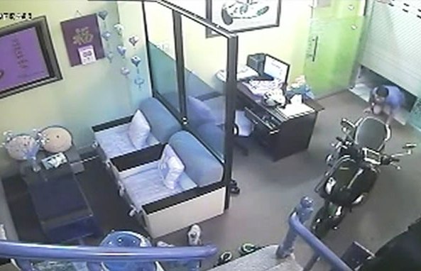 Kẻ trộm chui v&agrave;o nh&agrave; sau khi lấy được ch&igrave;a kh&oacute;a