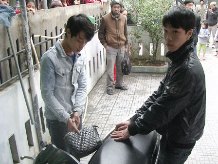 Quay lại tìm điện thoại "cùi", 2 tên trộm bị công an tóm