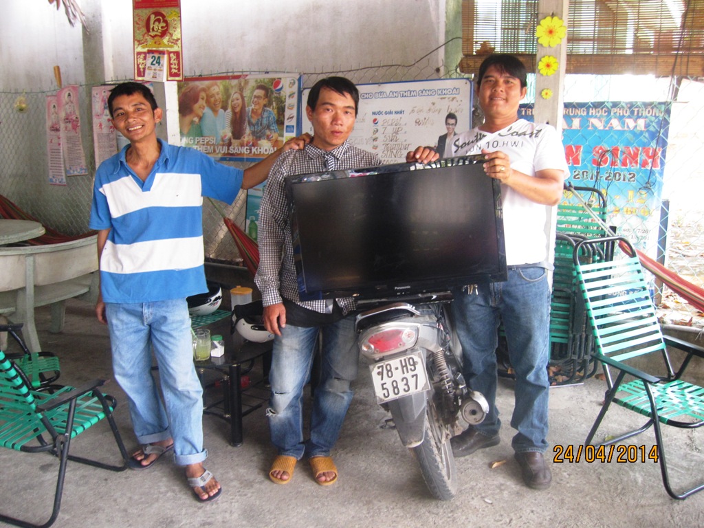 &ldquo;Hiệp sĩ&rdquo; Nguyễn Thanh Hải, Hồ Duy T&acirc;n bắt t&ecirc;n trộm L&ecirc; Viết Trung (đứng giữa) c&ugrave;ng tang vật v&agrave;o chiều 24-4.