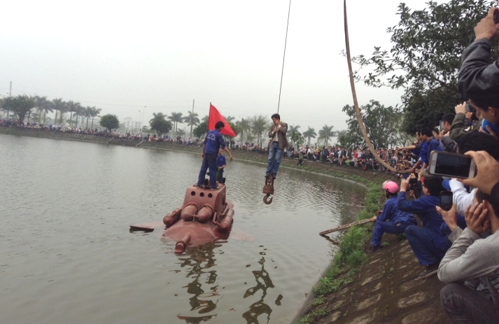 T&agrave;u ngầm Trường Sa 01 trong cuộc thử nghiệm ng&agrave;y 28-3 vừa qua tại hồ T&acirc;n B&igrave;nh thuộc Khu c&ocirc;ng nghiệp Vĩnh Tr&agrave;, TP Th&aacute;i B&igrave;nh, tỉnh Th&aacute;i B&igrave;nh