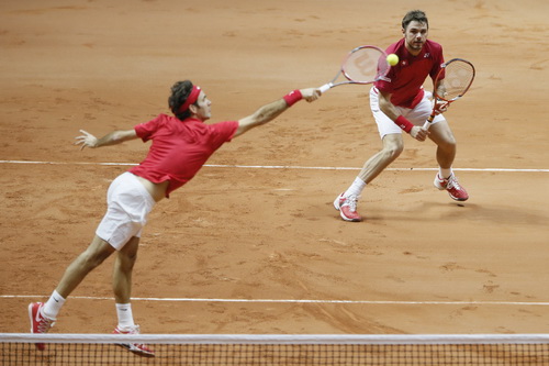 Federer tỏa sáng sau khi ra quân thất bại ở trận đơn với Monfils
