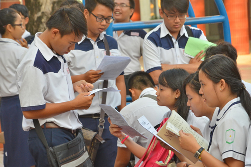 Th&iacute; sinh Hội đồng thi Mạc Đĩnh Chi trước giờ thi