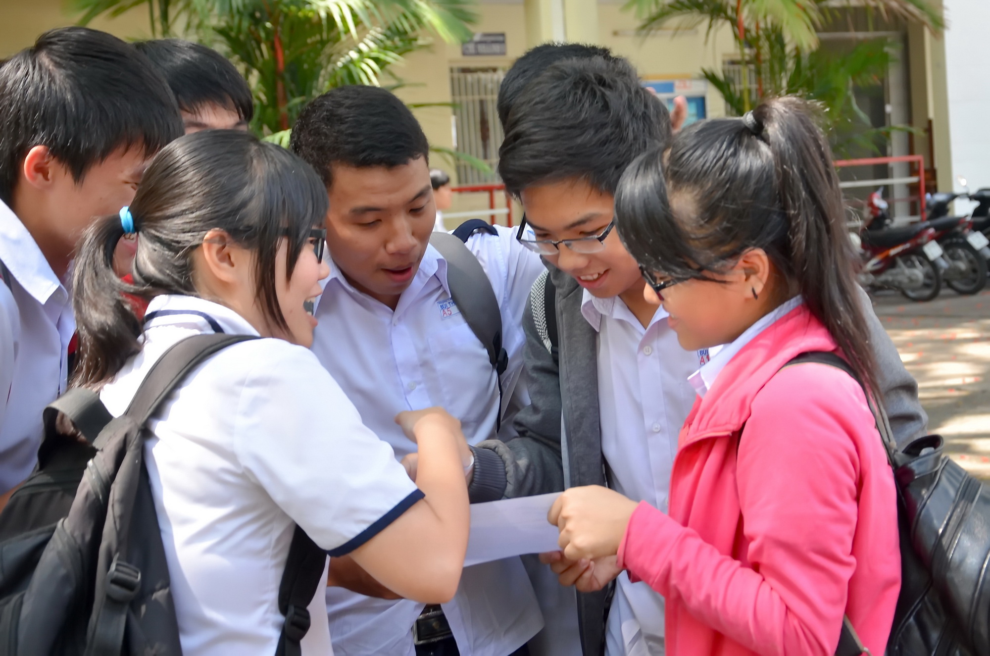 Th&iacute; sinh trao đổi sau buổi thi m&ocirc;n to&aacute;n tại Hội đồng thi Trường THPT B&ugrave;i Thị Xu&acirc;n, TP HCM. Ảnh: T. Thạnh
