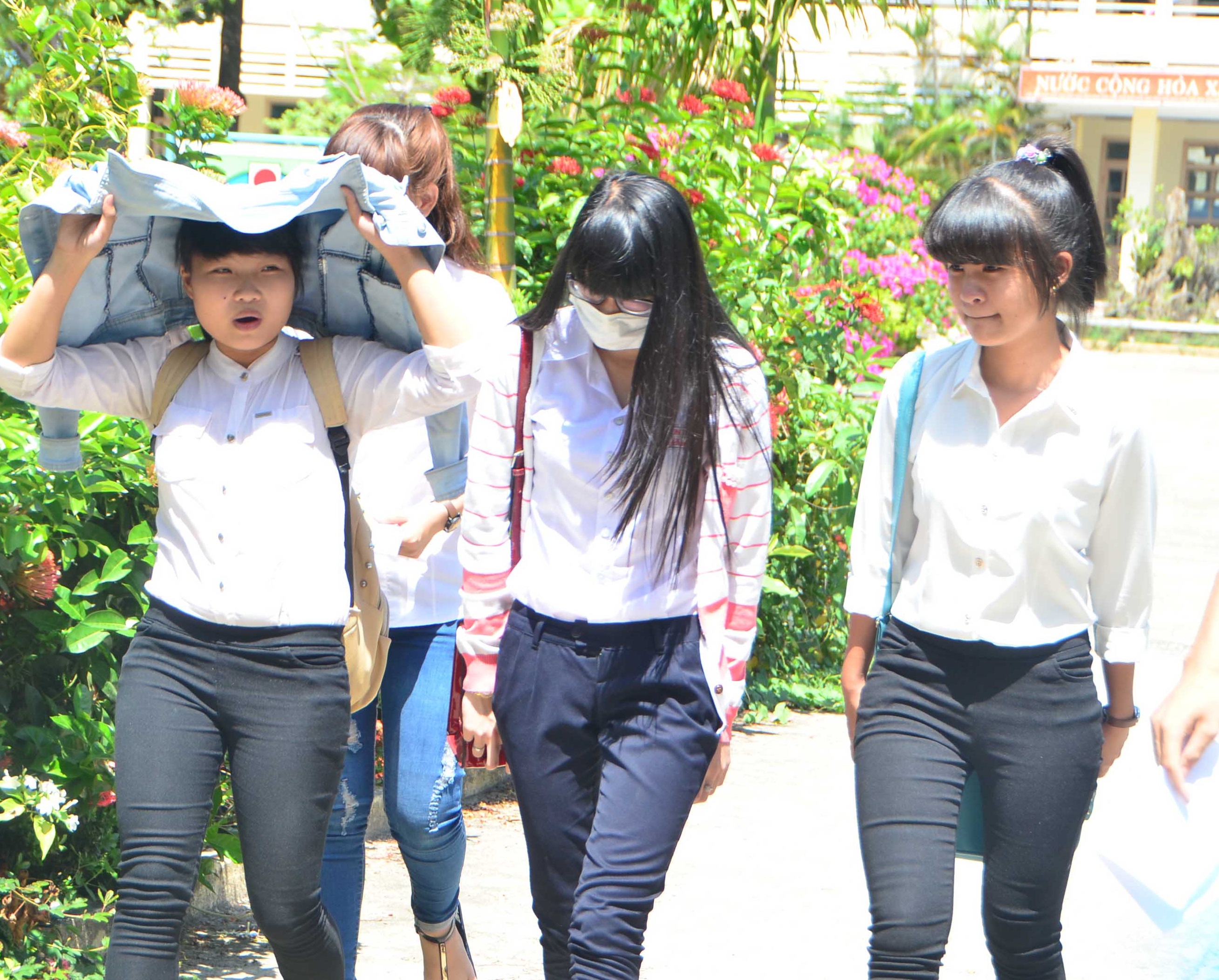 Thí sinh sau giờ thi môn toán tại HĐT Trường THCS Phan Đình Phùng, TP Đà Nẵng