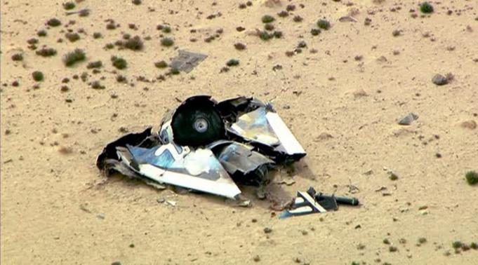 Những mảnh vỡ của t&agrave;u vũ trụ du lịch&nbsp;SpaceShipTwo. Ảnh: Reuters