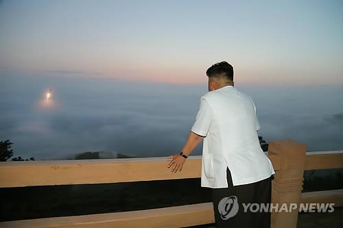 Nh&agrave; l&atilde;nh đạo Triều Ti&ecirc;n Kim Jong-un theo d&otilde;i một vụ ph&oacute;ng t&ecirc;n lửa đại đạo. Ảnh do h&atilde;ng th&ocirc;ng tấn trung ương Triều Ti&ecirc;n (KCNA) c&ocirc;ng bố h&ocirc;m 30-6
