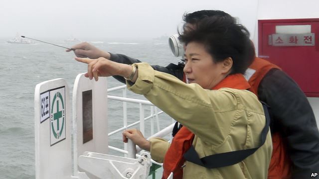 Tổng thống Park Geun-hye đến hiện trường đắm tàu Sewol ngày 17-4. Ảnh: AP