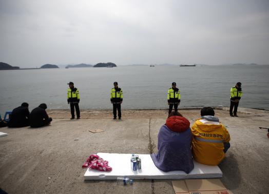 X&oacute;t l&ograve;ng chờ đợi. Ảnh: Reuters