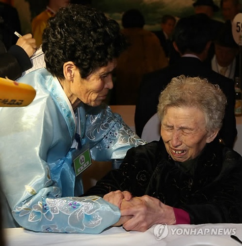 Cụ bà 87 tuổi người Hàn Quốc Lee Young-sil (phải)
gặp con gái Dong Myung-suk, 66 tuổi, đang sống ở Triều Tiên. Ảnh: Yonhap