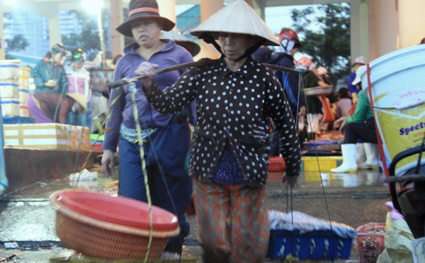 “Chợ người” nơi bến cá. ẢNH: NGUYỄN HUY