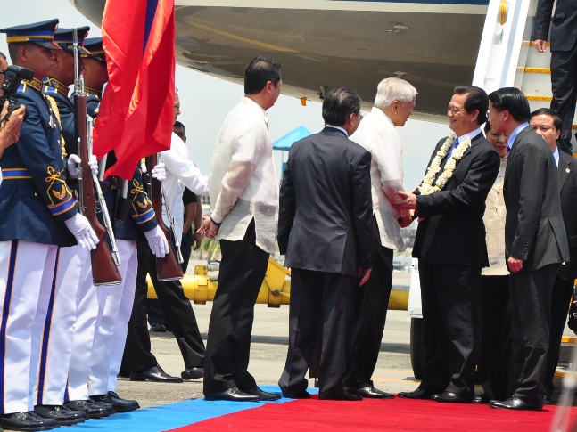 Ra đ&oacute;n Thủ tướng Nguyễn Tấn Dũng v&agrave; đo&agrave;n tại ch&acirc;n cầu thang m&aacute;y bay c&oacute; Bộ trưởng Ngoại giao Philippines Albert F. Del Rosario, Đại sứ Philippines tại Việt Nam Jerril G. Santos, Chỉ huy Kh&ocirc;ng qu&acirc;n Philippines, Thiếu tướng Jefrey F.Delgado...