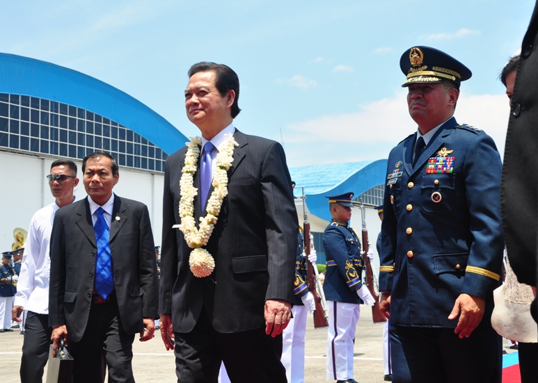 Ngay trong chiều nay, tại Phủ Tổng thống, Tổng thống Philippines Benigno S. Aquino III sẽ đ&oacute;n v&agrave; hội đ&agrave;m với Thủ tướng Nguyễn Tấn Dũng nhằm tăng cường hợp t&aacute;c song phương cũng như trao đổi t&igrave;nh h&igrave;nh quốc tế, khu vực.