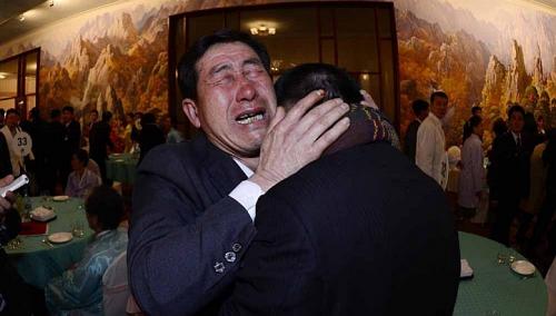 Ông Park Yang Gon, 53 tuổi, người Hàn Quốc (phải) khóc nức nở khi gặp em trai Park
Yang Su. Ảnh: REUTERS