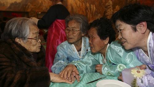 Bà Kim Sung Yun (người Hàn Quốc, 96 tuổi, trái) và em gái Kim
Seok Ryeo (80 tuổi, ở Triều Tiên, thứ hai từ trái sang). Ảnh: REUTERS
