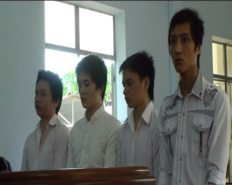 Bốn bị c&aacute;o Thắng, Vương, Đức Th&agrave;nh (từ tr&aacute;i qua phải) bị phạt t&ugrave; về tội hiếp d&acirc;m, kh&ocirc;ng tố gi&aacute;c tội phạm