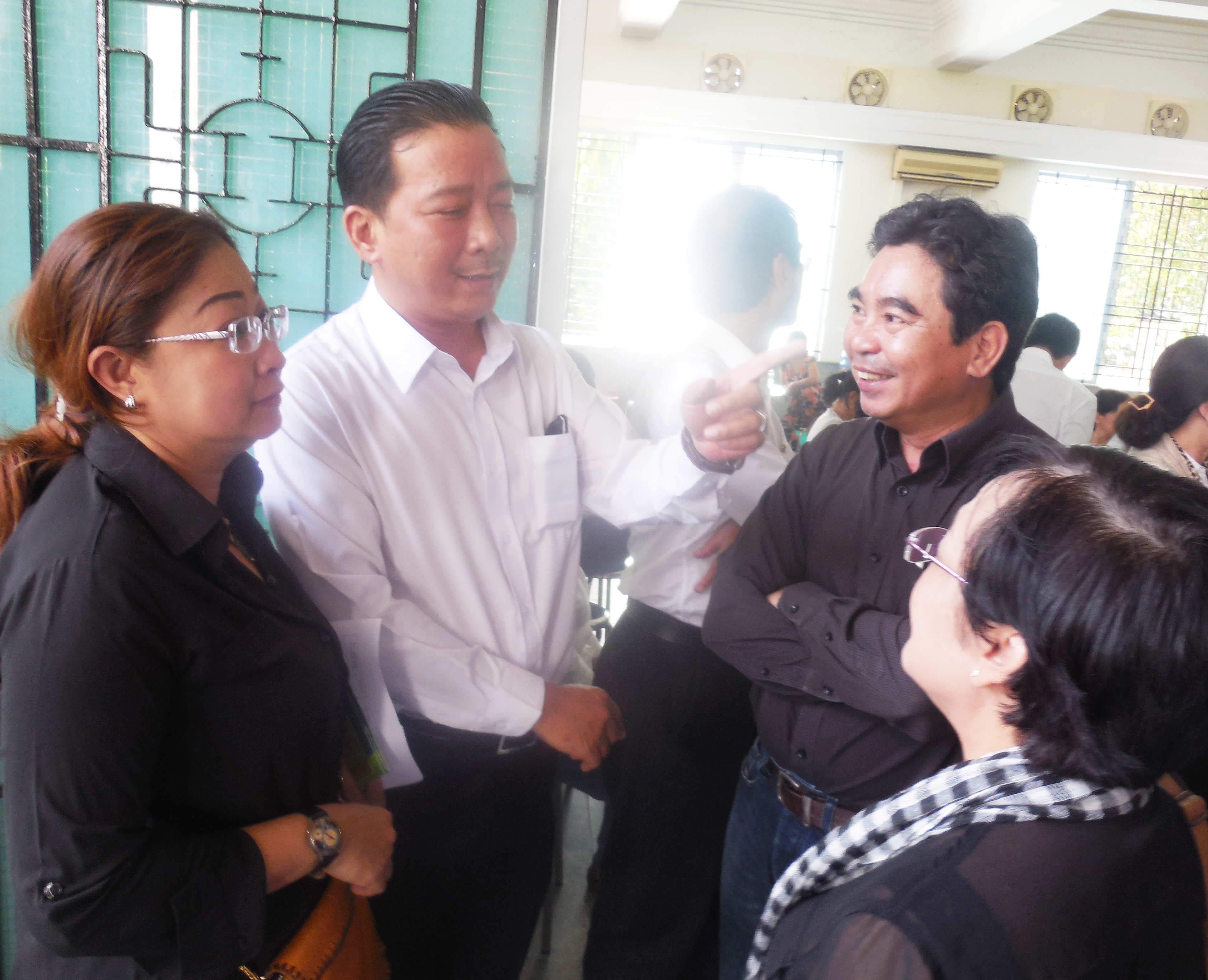 Đạo diễn Lê Mỹ Phượng (Chánh văn phòng Hội Sân khấu TPHCM), Võ Trọng Nam (Phó Giám đốc Sở VH - TT và DL TP HCM), ông Nguyễn Quang Trung (phó trưởng phòng VHVN Ban tuyên giáo Thành ủy TP HCM) và đạo diễn Hồng Dung (Phó chủ tịch Hội SKTP) bàn lộ trình đưa linh cửu soạn giả Kiên Giang đến trụ sở Ban ái hữu Hội Nghệ sĩ TP HCM.