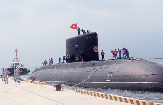 C&aacute;n bộ, thủy thủ k&iacute;p T&agrave;u ngầm TP Hồ Ch&iacute; Minh đang l&agrave;m d&acirc;y an to&agrave;n cho t&agrave;u tại cầu cảng