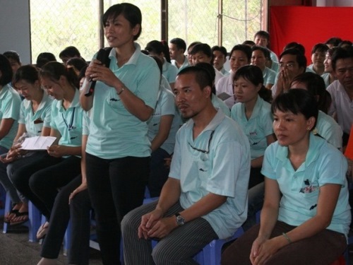 Chủ doanh nghiệp phải biết lắng nghe, thấu hiểu và chia sẻ với người lao động. Trong ảnh: Công nhân Công ty Domex trong một buổi đối thoại. Ảnh: Vĩnh Tùng