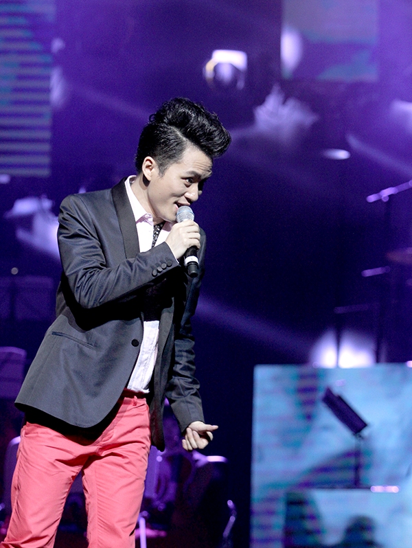 B&ecirc;n cạnh phần song ca c&ugrave;ng hai ca sĩ đ&agrave;n anh, đ&agrave;n chị, T&ugrave;ng Dương thỏa sức khoe giọng h&aacute;t bản năng của m&igrave;nh trong c&aacute;c m&agrave;n biểu diễn solo