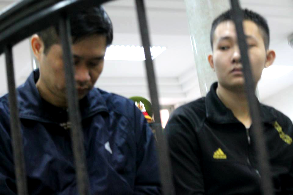 Nguyễn Mạnh Tường (tr&aacute;i) c&uacute;i mặt sau v&agrave;ng m&oacute;ng ngựa c&ugrave;ng bảo vệ Đ&agrave;o Quang Kh&aacute;nh (phải)