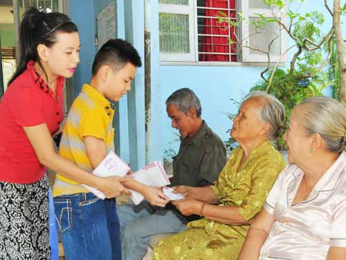 Cát Phượng dạy con trai cùng làm từ thiện