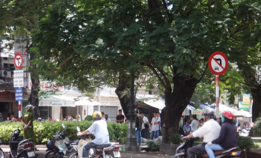 Lực lượng chức năng đang kh&aacute;m nghiệm hiện trường vụ tự thi&ecirc;u v&agrave;o trưa 2-7, tại hoa vi&ecirc;n ở g&oacute;c đường Trần Ph&uacute; &ndash; An B&igrave;nh, phường 7, quận 5 &ndash; TP HCM.