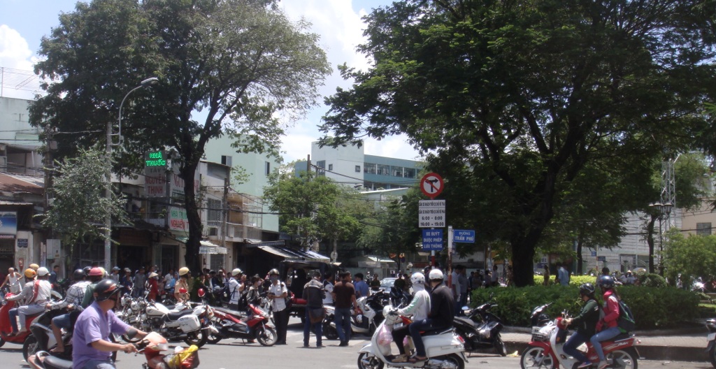 Lực lượng CSGT v&agrave; CSTT chốt chặn đoạn đường An B&igrave;nh để cơ quan chức năng kh&aacute;m nghiệm hiện trường vụ tự thi&ecirc;u v&agrave;o trưa 2-7.