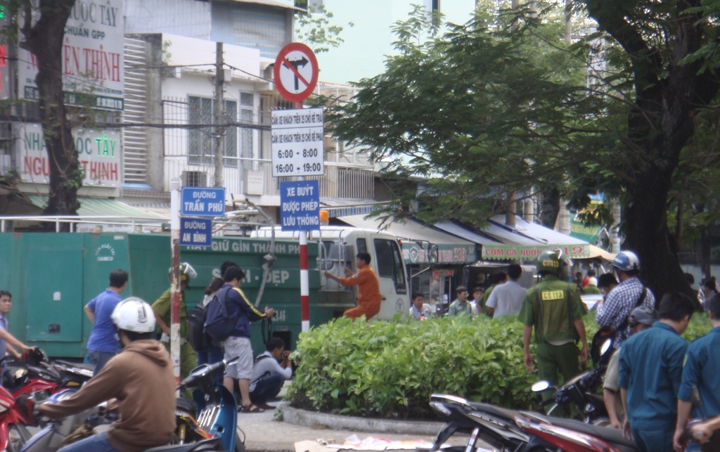 Xe tưới nước của C&ocirc;ng ty TNHH MTV M&ocirc;i trường Đ&ocirc; thị TP HCM đến xịt nước để rửa nơi &ocirc;ng Đ&ocirc;i tự thi&ecirc;u v&agrave;o trưa 2-7.