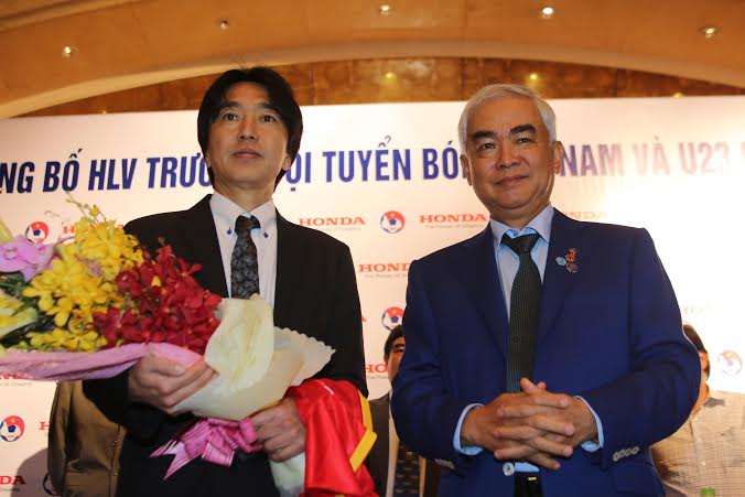 T&acirc;n HLV Toshiya Miura v&agrave; Chủ tịch VFF L&ecirc; H&ugrave;ng Dũng