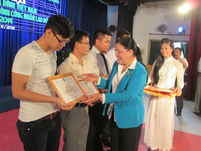 Tuyên dương gia đình công nhân vượt khó