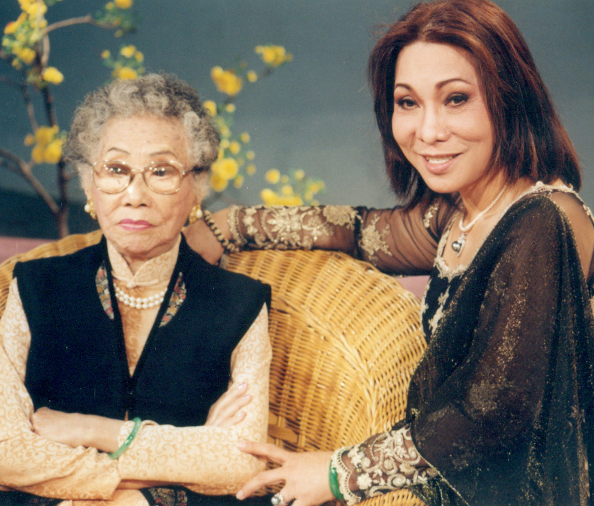 NSND Bạch Tuyết v&agrave; NSND Ph&ugrave;ng H&aacute; năm 2002 tại phim trường HTV - chương tr&igrave;nh Những c&aacute;nh chim kh&ocirc;ng mỏi