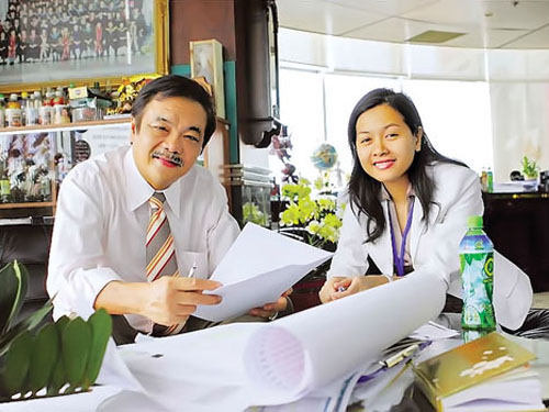 &Ocirc;ng Trần Qu&yacute; Thanh v&agrave; c&ocirc; con g&aacute;i Trần Uy&ecirc;n Phương điều h&agrave;nh Tập đo&agrave;n Nước giải kh&aacute;t T&acirc;n Hiệp Ph&aacute;t.