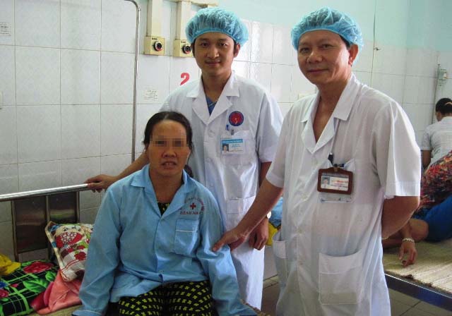 Bệnh nh&acirc;n Tư được b&oacute;c t&aacute;ch khối u kỳ qu&aacute;i trong lồng ngực. Ảnh: Th&aacute;i B&aacute;