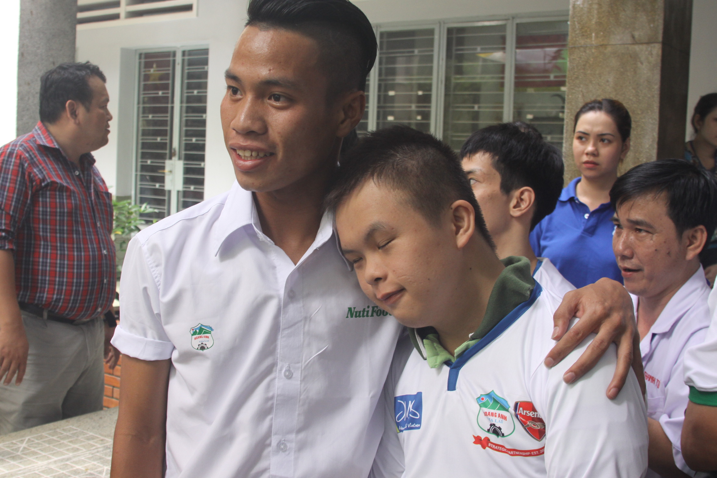 U19 Việt Nam thăm trẻ khuyết tật