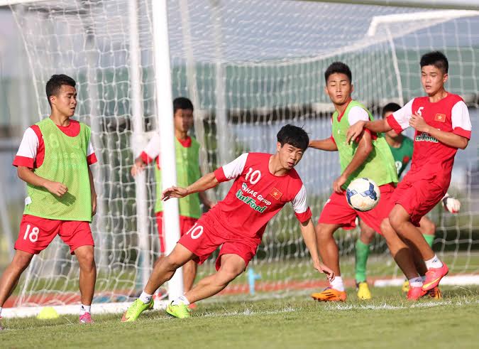 C&ocirc;ng Phượng v&agrave; đồng đội t&iacute;ch cục tập luyện cho trận mở m&agrave;n với H&agrave;n Quốc