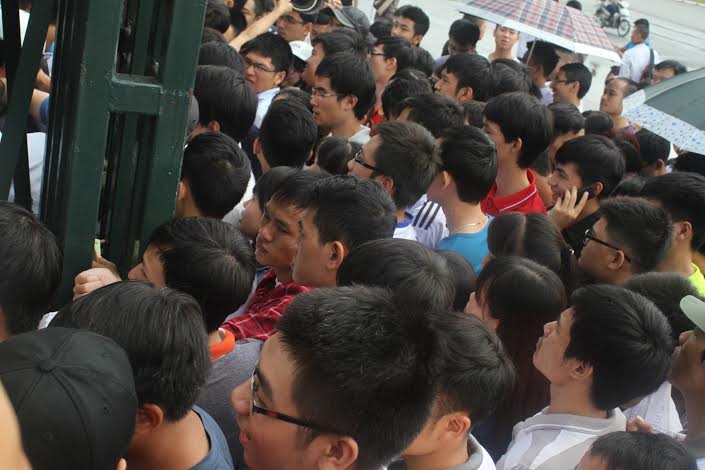 Người h&acirc;m mộ chen lấn mua v&eacute; xem U19 Việt Nam thi đấu