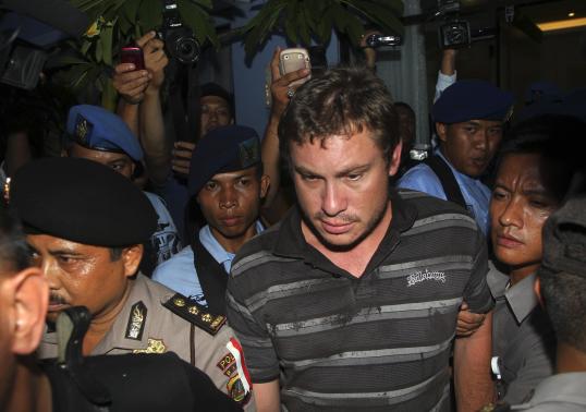 H&agrave;nh kh&aacute;ch Matt Christopher bị bắt. Ảnh: Reuters