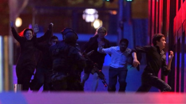 Con tin chạy tho&aacute;t khỏi qu&aacute;n c&agrave; ph&ecirc; rạng s&aacute;ng 16-12. Ảnh: Sydney Morning Herald