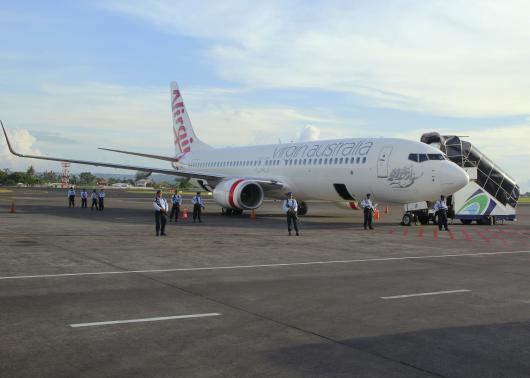 Binh l&iacute;nh Indonesia canh g&aacute;c chiếc m&aacute;y bay. Ảnh: Reuters