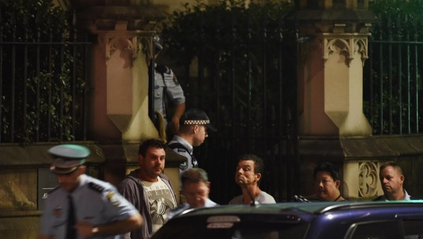 Người th&acirc;n của c&aacute;c con tin đợi chờ trong đ&ecirc;m 15-12. Ảnh: Sydney Morning Herald