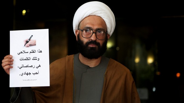 Kẻ bắt c&oacute;c được x&aacute;c định l&agrave; Man Horan Monis. Ảnh: Sydney Morning Herald