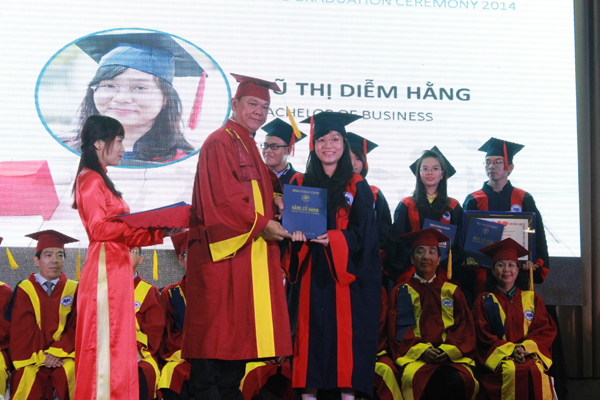 GS-TS Nguyễn Đ&ocirc;ng Phong đang trao bằng tốt nghiệp chương tr&igrave;nh Cử nh&acirc;n t&agrave;i năng