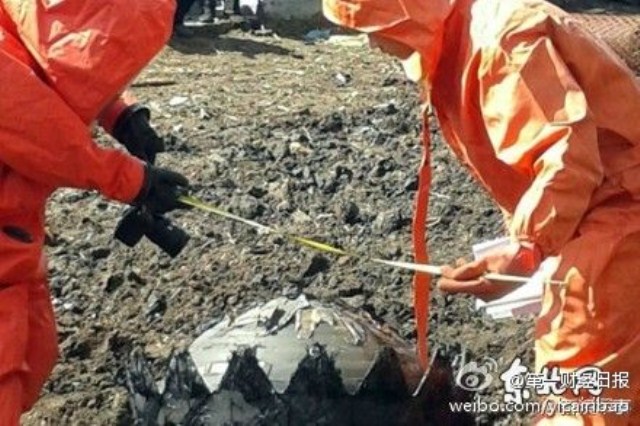C&aacute;c vật thể h&igrave;nh tr&ograve;n, m&agrave;u x&aacute;m bạc, r&igrave;a ngo&agrave;i c&oacute; răng cưa v&agrave; c&oacute; dấu vết bị ch&aacute;y.