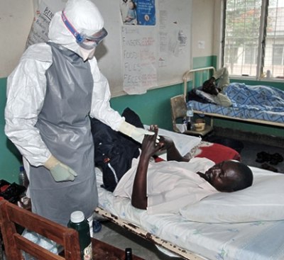 Một phụ nữ nghi nhiễm Ebola chết trên máy bay