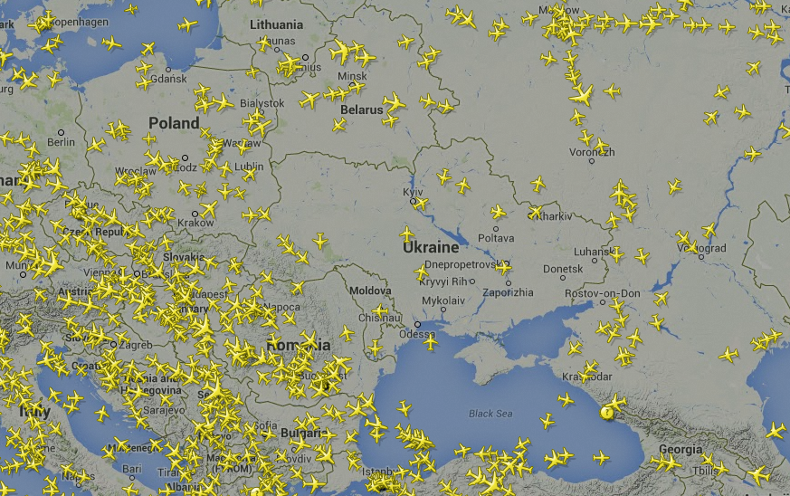 Đ&acirc;y l&agrave; giao th&ocirc;ng h&agrave;ng kh&ocirc;ng ng&agrave;y 18-7 sau khi m&aacute;y bay Malaysia gặp nạn. Hầu hết m&aacute;y bay n&eacute; kh&ocirc;ng phận Ukraine. Nguồn: Flight Radar 24