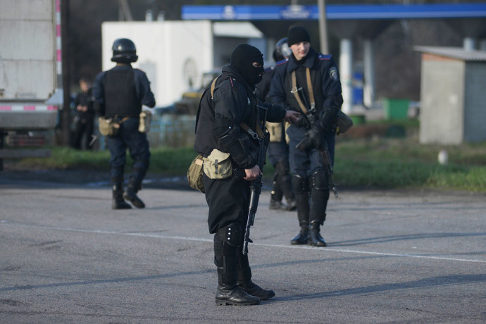 Lính Ukraine canh gác gần TP Izium thuộc vùng Kharkov. Ảnh: Reuters